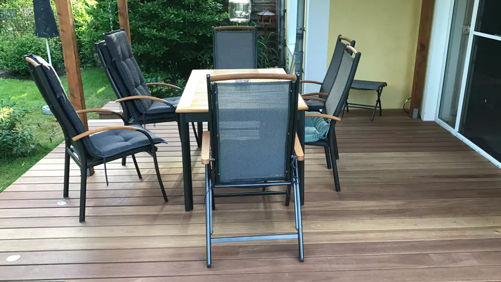 Terrassendiele Guyana Teak/Angelique/Basralocus KD, 25x140mm, Länge 3,95m, glatt/glatt, nachsortiert (A/B) Terrassendiele Guyana Teak/Angelique/Basralocus KD, 25x140mm, Länge 3,95m, glatt/glatt, nachsortiert (A/B)