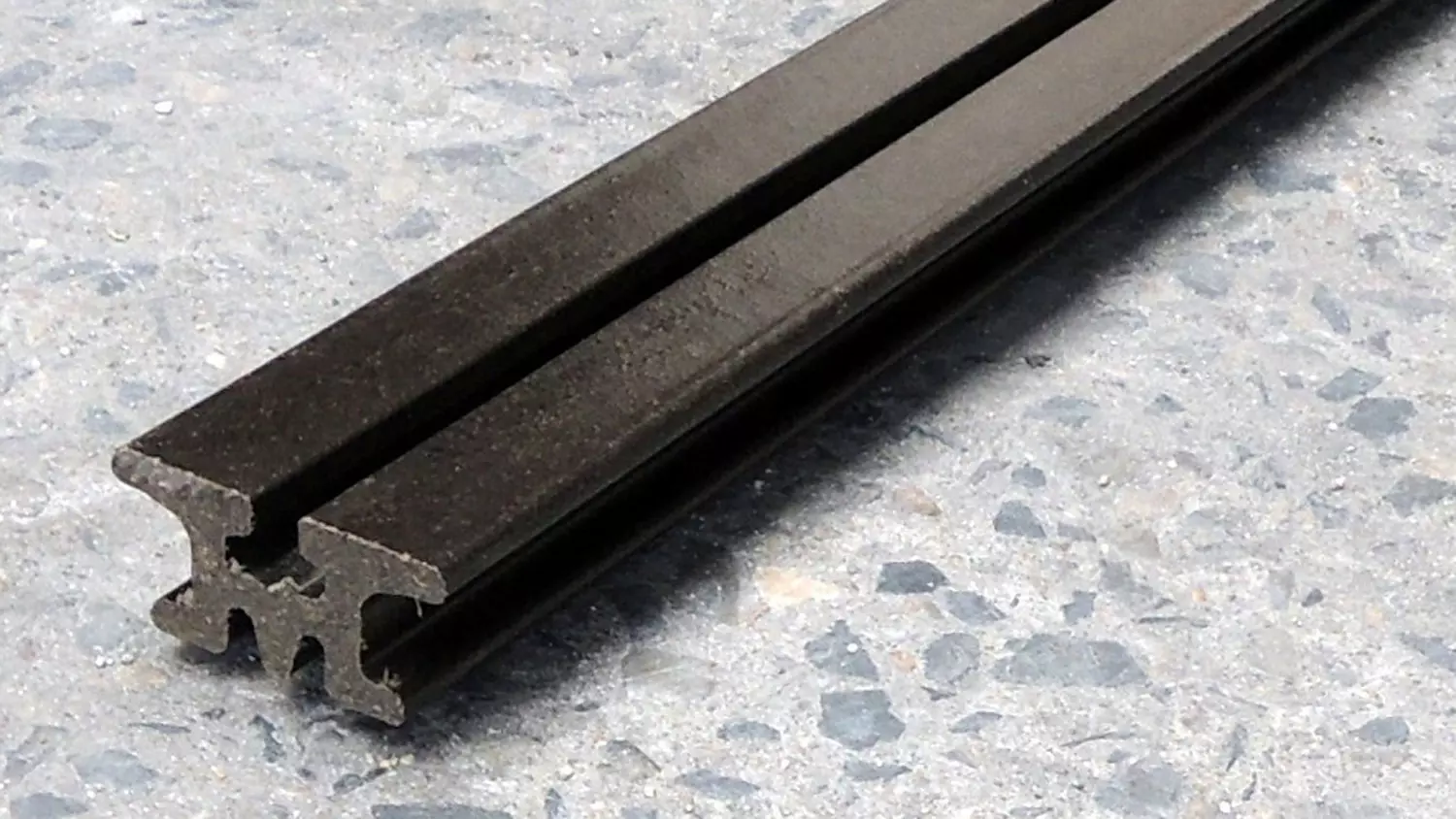 Kovalex WPC Unterkonstruktion für Terrassen, schwarz 30 x 62mm, Länge 2,5m