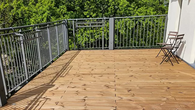 Terrasse aus Thermoholz, hier Terrassendielen aus Thermokiefer Terrasse aus Thermoholz, hier Terrassendielen aus Thermokiefer