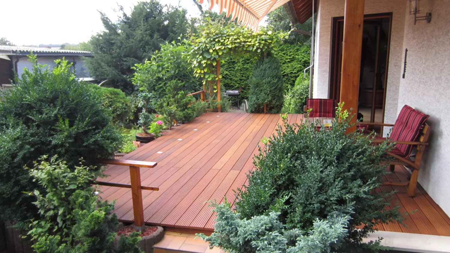 Holzterrasse aus Bangkirai Terrassendiele Holzterrasse aus Bangkirai Terrassendiele