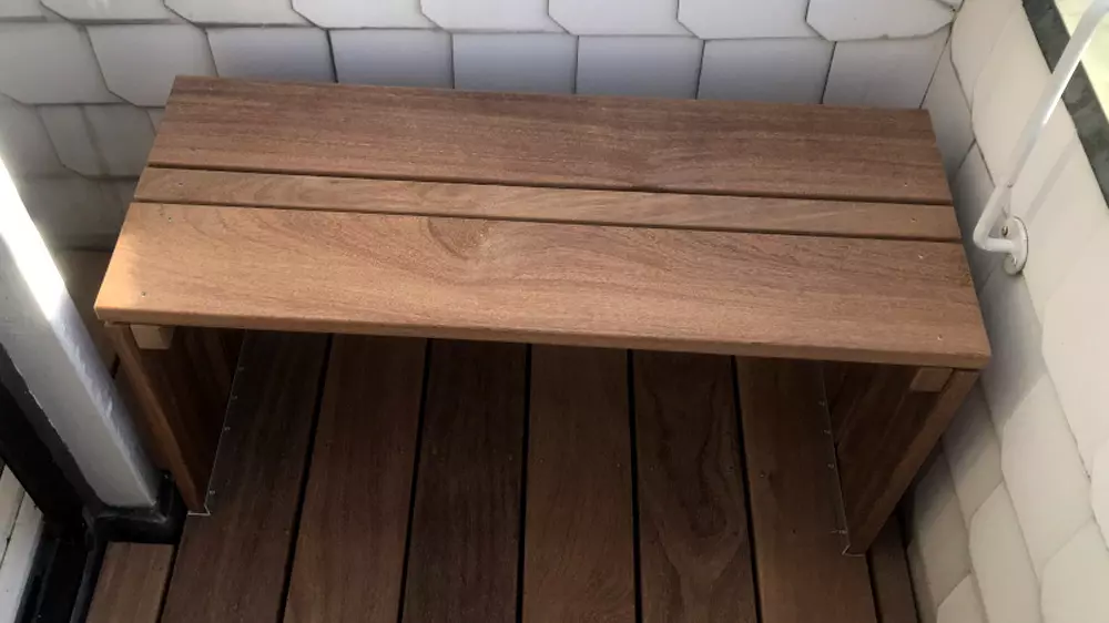 Cumaru Sitzbank Cumaru Sitzbank auf einem kleinen Balkon