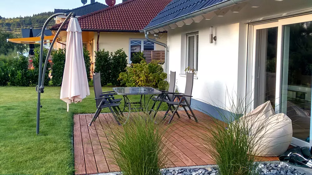 Eigenheim mit Holzterrasse aus Cumaru Terrassendielen Eigenheim mit Holzterrasse aus Cumaru Terrassendielen