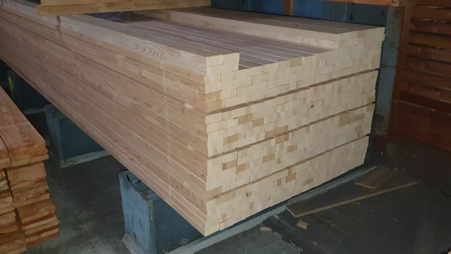 Theaterlatten Fichte 28x60mm, Länge 6,00m, gehobelt-gefast-keilgezinkt, A/B-Sort.