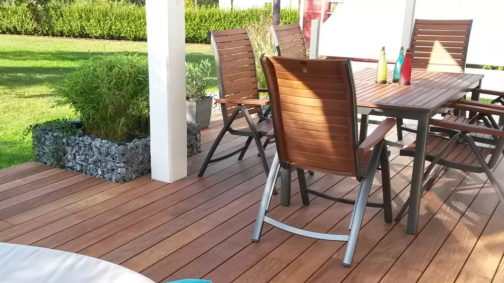 Eigenheim mit Holzterrasse aus Cumaru Terrassendielen Eigenheim mit Holzterrasse aus Cumaru Terrassendielen